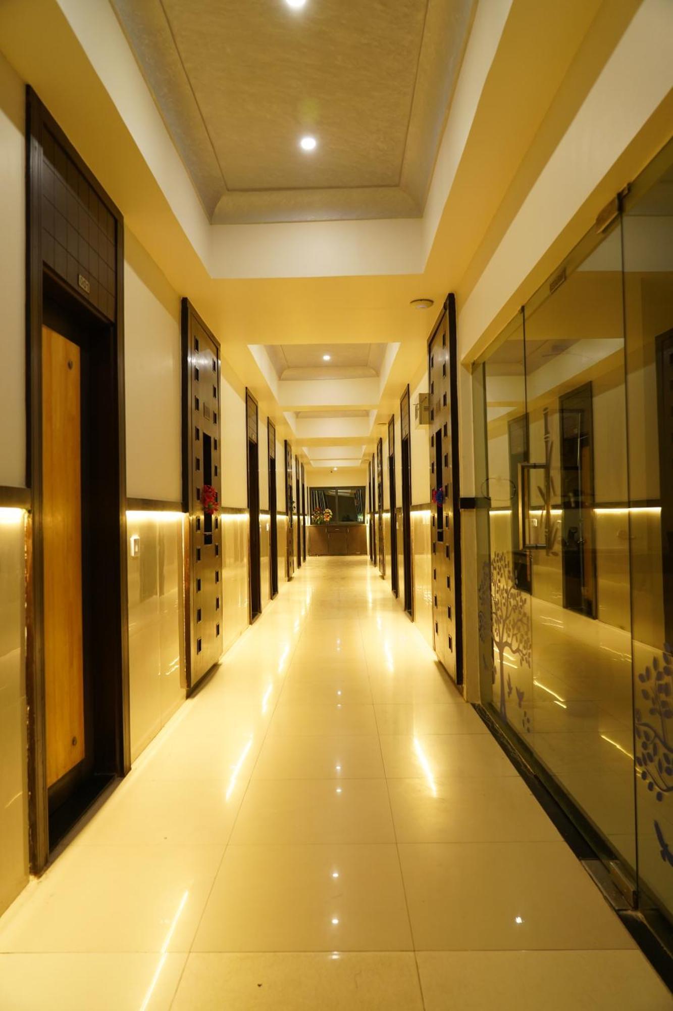 Marshall The Grand Hotel Ahmedabad Exterior foto